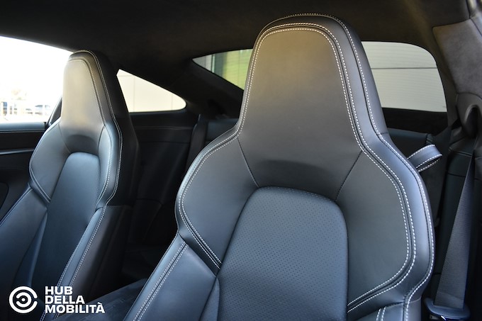 PORSCHE 911 Carrera 4S